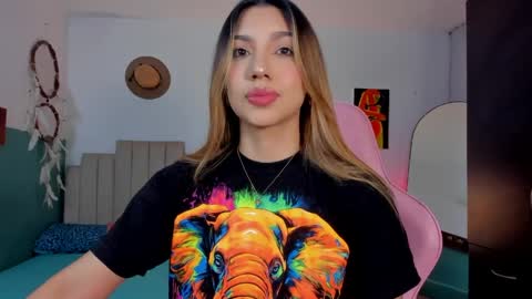 Snapshot of h3y_mia3 chatting on 04/11/26, 01:43 Paulina online show from 04/11/26, 01:43