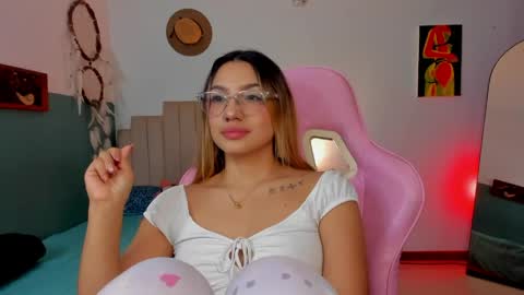 Snapshot of h3y_mia3 chatting on 04/16/26, 02:23 Paulina online show from 04/16/26, 02:23