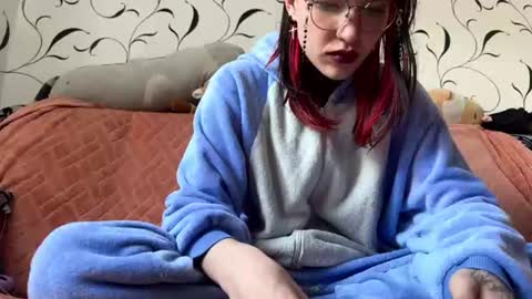 Snapshot of haeleuze chatting on 06/15/26, 07:43 May online show from 06/15/26, 07:43