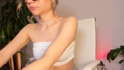 Snapshot of hailey_firee chatting on 10/18/25, 03:42 Hailey online show from 10/18/25, 03:42