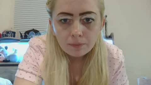 Hailey and d online show from 11/21/25, 10:52