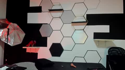 haileycat_ online show from 12/24/24, 11:17