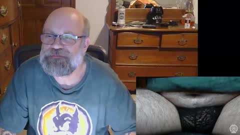Snapshot of hairydaddybear69 chatting on 11/22/25, 04:00 HairyDaddyBear69 online show from 11/22/25, 04:00