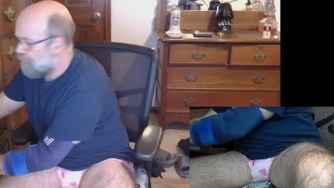 Snapshot of hairydaddybear69 chatting on 11/30/25, 08:35 HairyDaddyBear69 online show from 11/30/25, 08:35