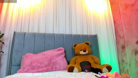 Snapshot of hakurukushka chatting on 01/21/25, 05:51 Haku Please help me with your thumbs up its important  online show from 01/21/25, 05:51