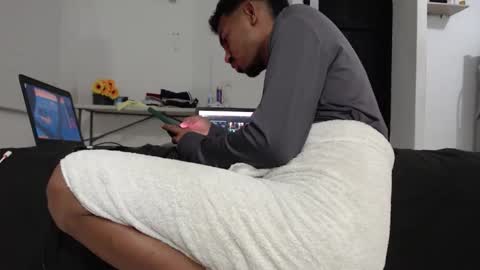 Snapshot of halfenaked17 chatting on 12/04/25, 04:00 halfenaked17 online show from 12/04/25, 04:00