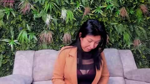 Snapshot of hana_yung chatting on 11/13/25, 12:04 Hanna online show from 11/13/25, 12:04