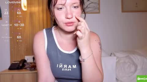 Snapshot of hanahwoods chatting on 12/18/25, 01:50 hanahwoods online show from 12/18/25, 01:50