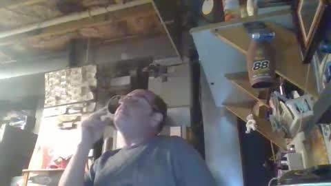 Snapshot of handiemanhere chatting on 04/10/26, 03:01 naked man online show from 04/10/26, 03:01