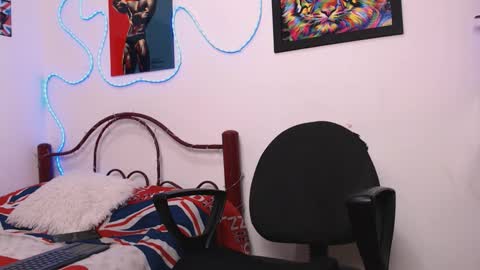 Snapshot of hank_fuller01 chatting on 10/17/25, 01:42 Hank online show from 10/17/25, 01:42