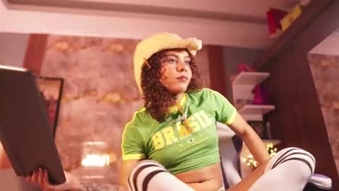 Snapshot of hanna_chris chatting on 11/16/25, 02:17 HANNA online show from 11/16/25, 02:17