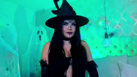 Snapshot of hannabruunn chatting on 10/31/25, 02:01 Hanna Brunn  online show from 10/31/25, 02:01