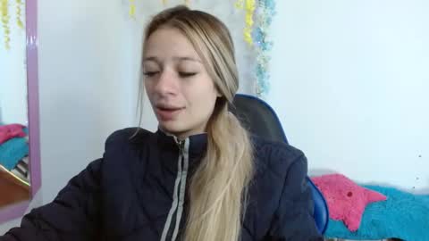 Snapshot of hannah_026 chatting on 11/06/25, 10:27 Hannah 027 online show from 11/06/25, 10:27