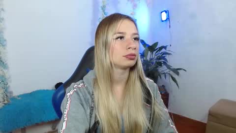 Snapshot of hannah_026 chatting on 11/11/25, 03:39 Hannah 027 online show from 11/11/25, 03:39