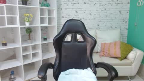 Hannah  online show from 10/13/25, 11:21