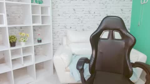 Hannah  online show from 11/17/25, 11:16