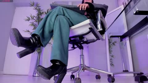 Snapshot of hannah_hcb chatting on 09/25/25, 09:35 HANNAH HOWELL online show from 09/25/25, 09:35