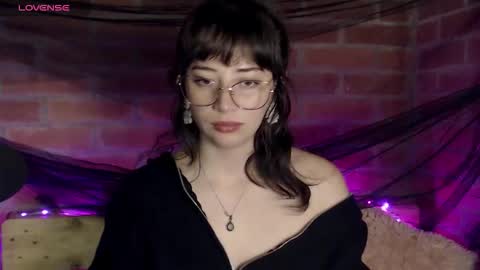 Snapshot of hannah_valhalla chatting on 12/18/25, 02:17 Hannah online show from 12/18/25, 02:17