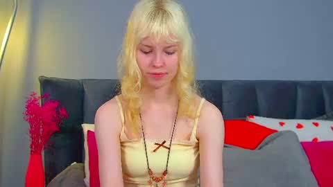 Snapshot of hannahhollis chatting on 06/18/26, 09:14 Hannah online show from 06/18/26, 09:14