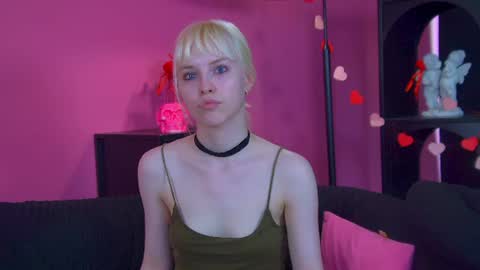 Snapshot of hannahhollis chatting on 06/27/26, 12:44 Hannah online show from 06/27/26, 12:44