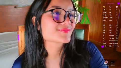 Snapshot of hannahmonttgomery chatting on 06/10/26, 04:23 hannahmonttgomery Help me reach 100 Hands up online show from 06/10/26, 04:23