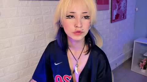 Snapshot of hannahpage chatting on 11/19/25, 12:27 Hannah online show from 11/19/25, 12:27