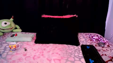 Snapshot of hannaqueen23 chatting on 10/19/25, 12:44 hannaqueen23 online show from 10/19/25, 12:44