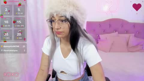 Snapshot of hanni_tay chatting on 12/05/25, 11:52 HANNI online show from 12/05/25, 11:52