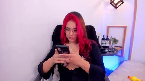 Snapshot of hannybelle__ chatting on 12/16/25, 04:34 Hanny online show from 12/16/25, 04:34