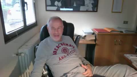 Snapshot of hanscooper chatting on 10/05/25, 03:54 hanscooper online show from 10/05/25, 03:54