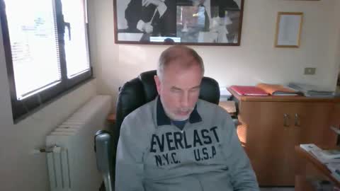 Snapshot of hanscooper chatting on 10/24/25, 02:02 hanscooper online show from 10/24/25, 02:02