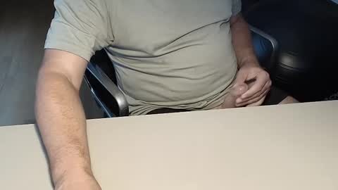 Snapshot of happybugger chatting on 09/21/25, 03:24 Cum for you online show from 09/21/25, 03:24