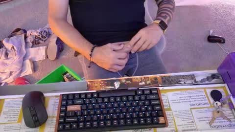 Snapshot of happyendingstory chatting on 11/18/25, 07:07 Josh Hamilton online show from 11/18/25, 07:07