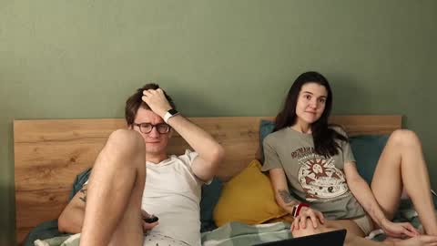 Snapshot of hard_pepper chatting on 12/17/24, 05:18 Emily and David online show from 12/17/24, 05:18