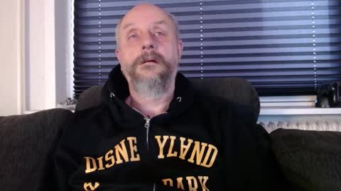 Snapshot of hardmrlazy chatting on 12/18/25, 10:10 MrLazy online show from 12/18/25, 10:10