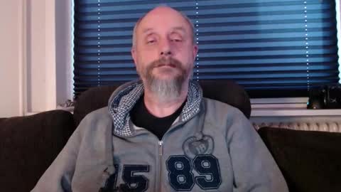 Snapshot of hardmrlazy chatting on 12/22/25, 01:41 MrLazy online show from 12/22/25, 01:41