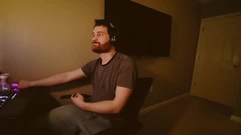 Tom online show from 01/01/25, 03:34