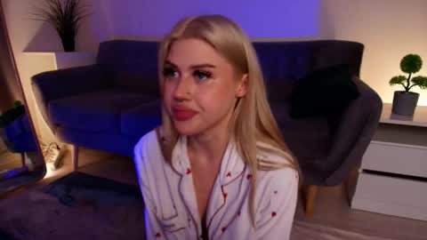 Its KIra hello HUSH is here online show from 09/21/25, 09:49