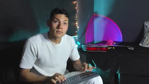 Snapshot of harrydavidsonx chatting on 10/08/25, 04:37 ... online show from 10/08/25, 04:37