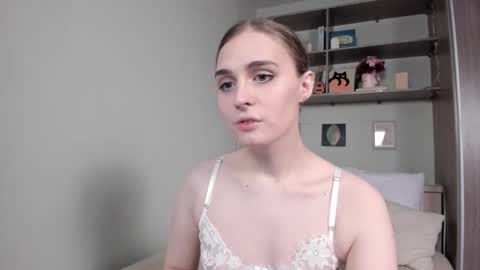 Mia online show from 11/16/25, 07:14