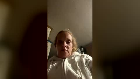 Snapshot of hayleyhuh111 chatting on 06/09/26, 10:38 hayleyhuh111 online show from 06/09/26, 10:38