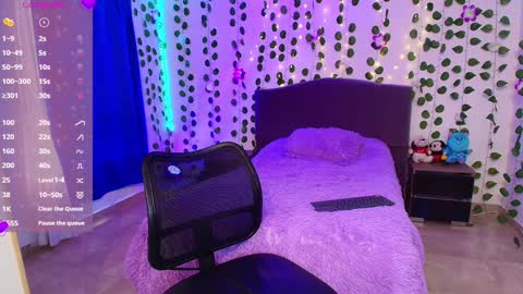 HAZEL LYNN ROSS online show from 12/03/24, 03:55