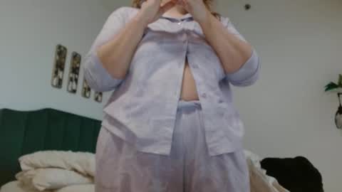 Snapshot of hazel_skye chatting on 02/24/25, 03:09 Hazel online show from 02/24/25, 03:09