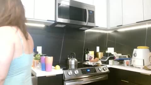 Snapshot of hazel_skye chatting on 10/18/25, 02:18 Hazel online show from 10/18/25, 02:18