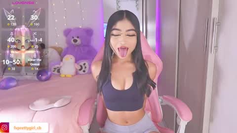 Snapshot of hazelbabee_ chatting on 11/12/25, 06:36 Lynn online show from 11/12/25, 06:36