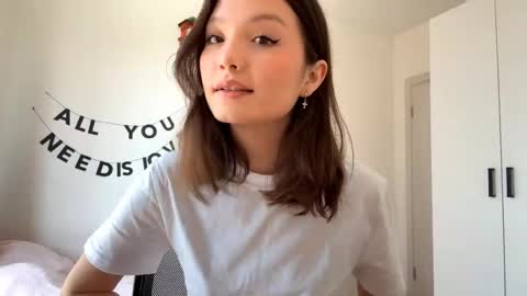 Snapshot of hazelhartshorn chatting on 05/06/26, 10:09 Kira online show from 05/06/26, 10:09