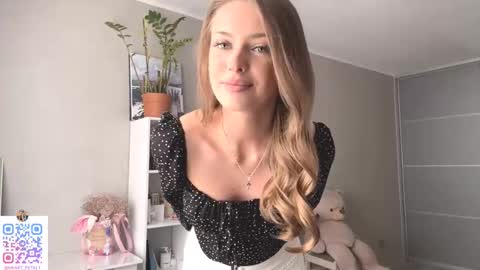 Snapshot of heart_petal chatting on 10/09/25, 09:40 Mona online show from 10/09/25, 09:40