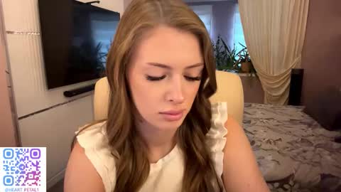 Snapshot of heart_petal chatting on 11/08/25, 09:20 Mona online show from 11/08/25, 09:20