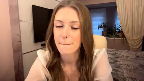 Snapshot of heart_petal chatting on 11/13/25, 09:19 Mona online show from 11/13/25, 09:19