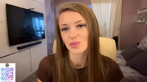 Snapshot of heart_petal chatting on 11/27/25, 09:22 Mona online show from 11/27/25, 09:22